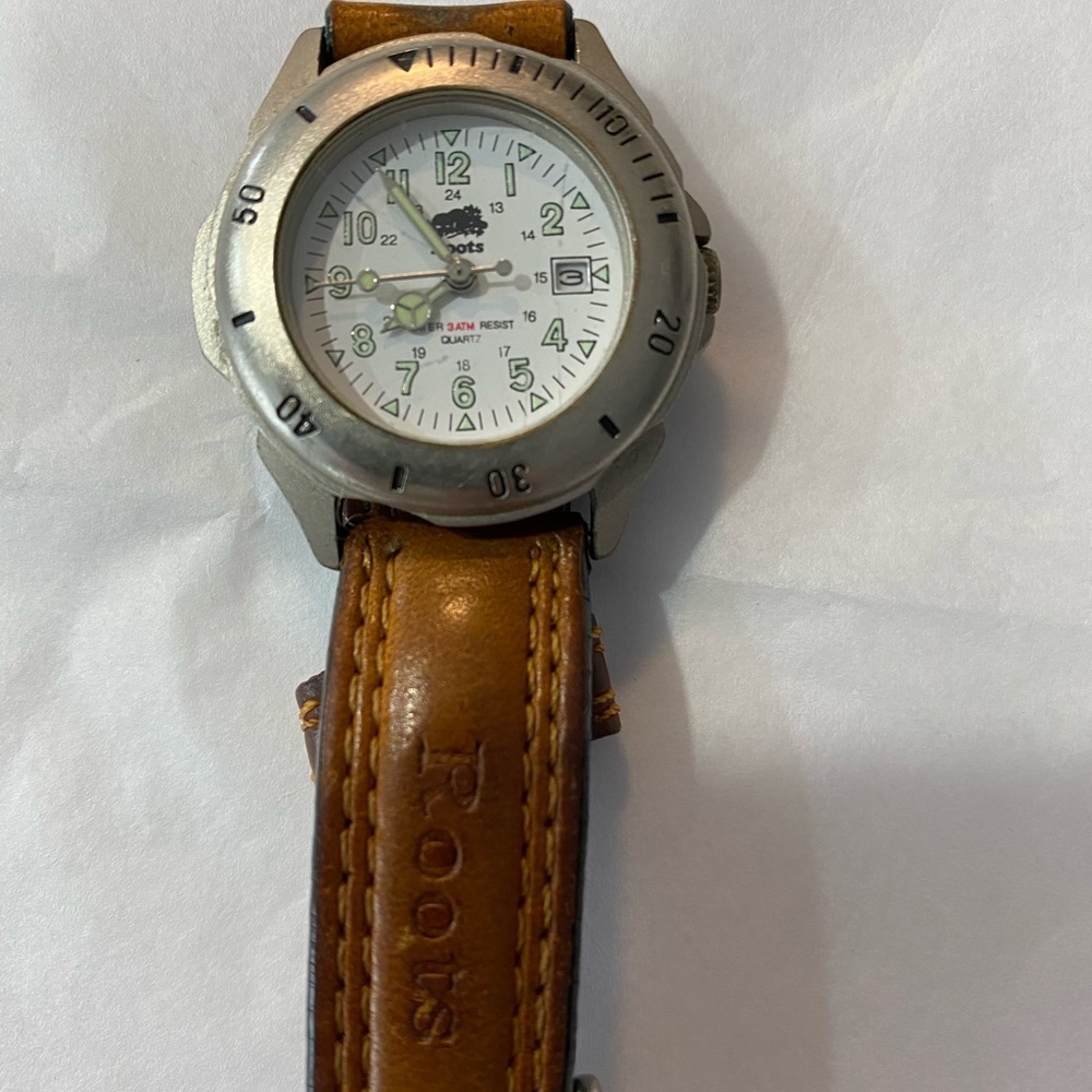 Roots pre owned watch. Brown wrist band . Excellent condition.